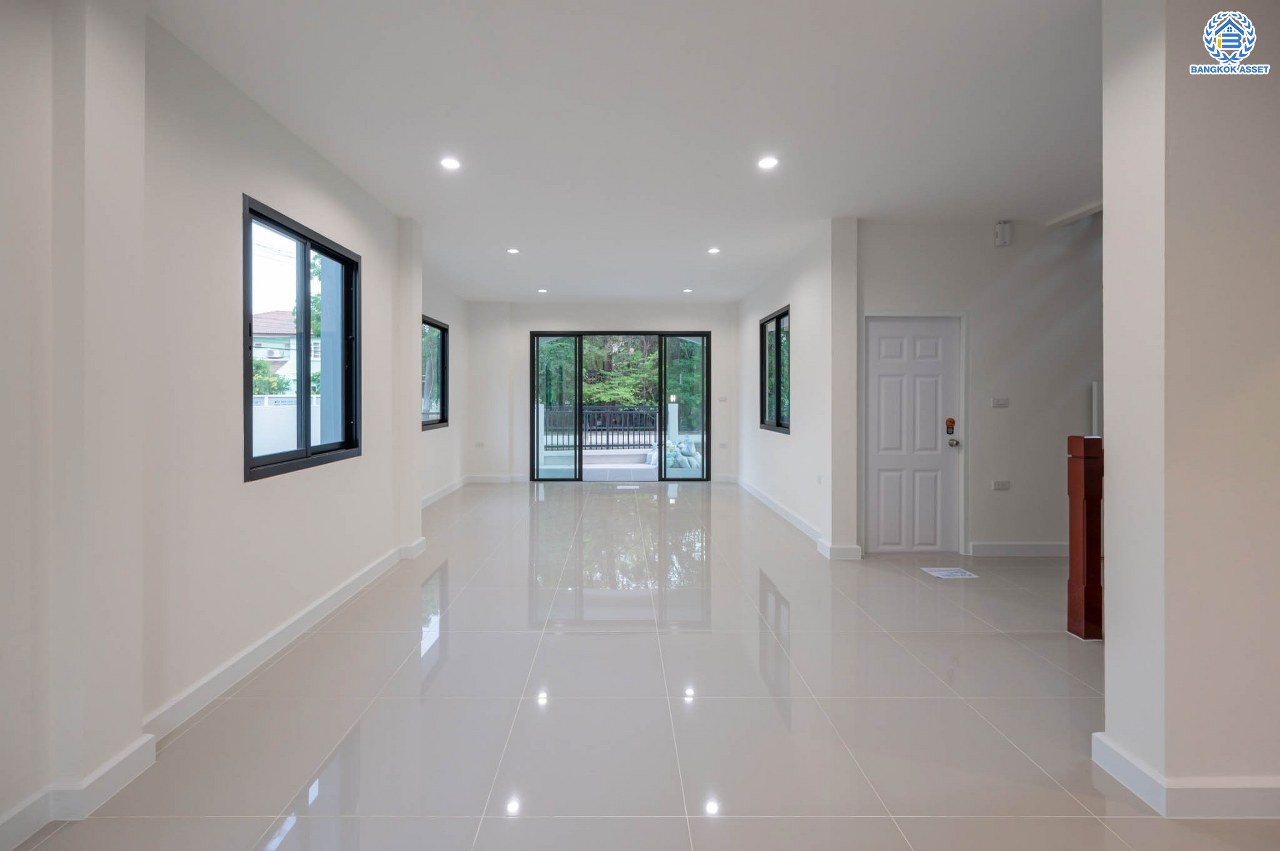 บ้านมือสองตกแต่งใหม่ คุณภาพแบรนด์ LH โครงการ ชลลดา บางบัวทอง เนื้อที่ 99 ตร.ว. ตกแต่งหรูหรา ฟังก์ชันจัดเต็ม 3 ห้องนอน 3 ห้องน้ำ จอดรถได้ 1 คัน พร้อม Facilities ครบ! บนทำเลคุณภาพ เชื่อมต่อได้หลายเส้นทาง ใกล้เซ็นทรัลเวสต์เกต และรถไฟฟ้า "สถานีบางพลู"